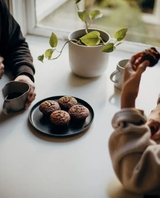 Ett par möts och skrattar tillsammans – dejtingbyrån Hitta min partner i Stockholm